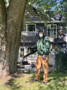 Certified technician from Dr. Green Services applying tree and shrub fertilizer for healthy trees and shrubs. 